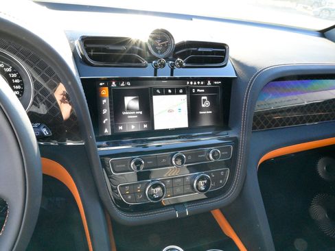 Used 2025 Bentley Bentayga image 28