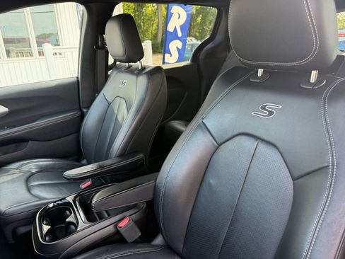 Used 2018 Chrysler Pacifica Touring-L w/ Premium Audio Group image 15