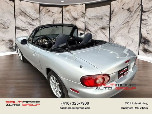 Used 2004 MAZDA MX-5 Miata w/ Cloth Azure Blue Pkg RWD image 20