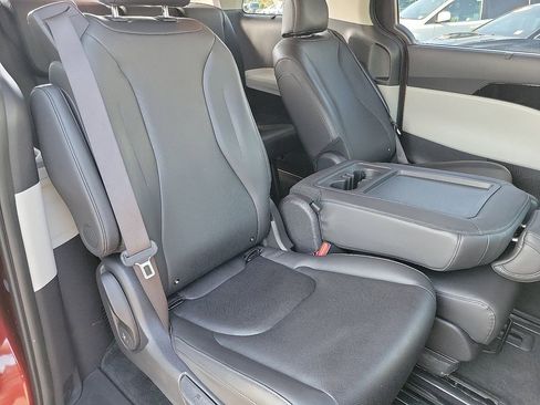 Used 2024 Kia Carnival SX image 18