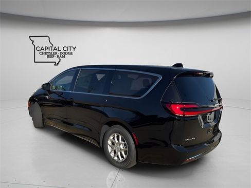 New 2026 Chrysler Pacifica Select image 8