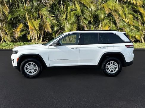 Used 2025 Jeep Grand Cherokee Laredo AWD/4WD image 9