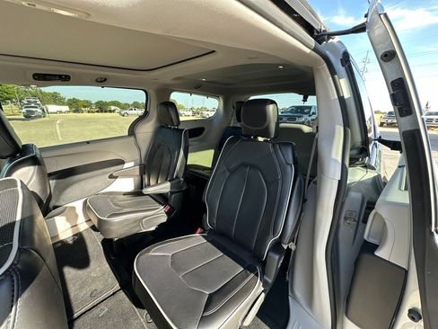 Used 2024 Chrysler Pacifica Limited FWD image 18