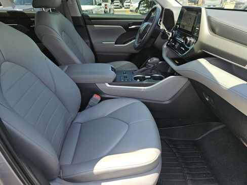 Used 2024 Toyota Highlander XLE FWD image 38