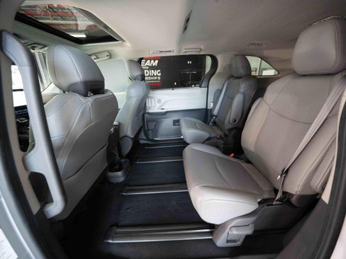 Used 2021 Toyota Sienna XLE AWD/4WD image 23