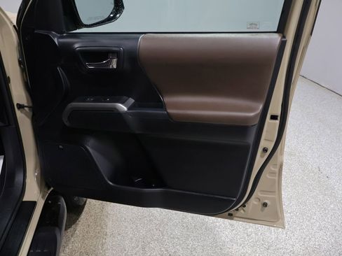 Used 2016 Toyota Tacoma Limited w/ Towing Package AWD/4WD image 27