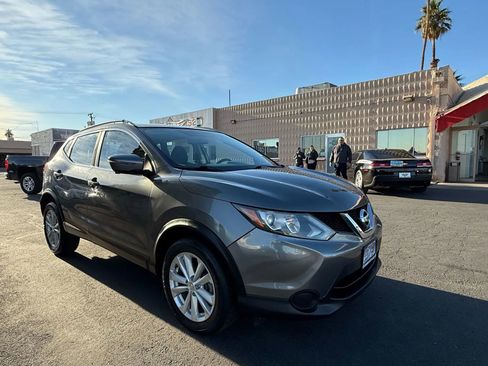 Used 2017 Nissan Rogue Sport SV w/ SV Premium Package image 4