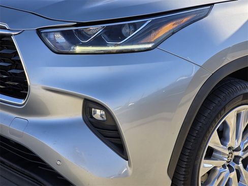 Used 2021 Toyota Highlander Limited image 6