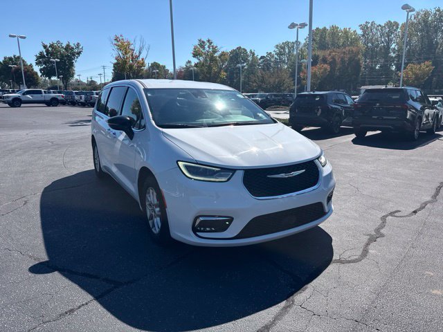 Used 2025 Chrysler Pacifica Select FWD image 4