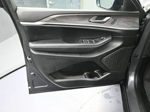 Used 2025 Jeep Grand Cherokee Limited w/ Black Appearance Package AWD/4WD image 20