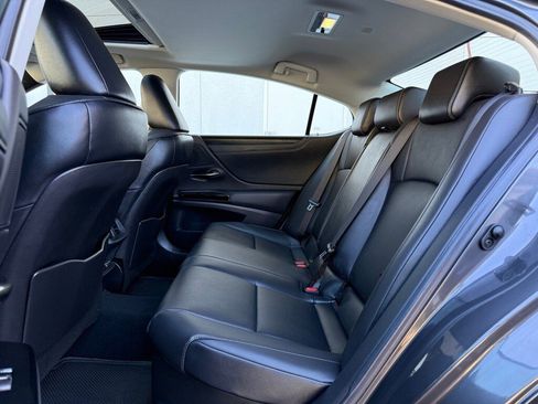 Certified 2025 Lexus ES 300h w/ Premium Package image 18