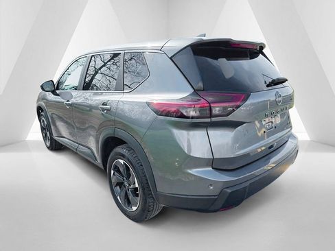 Used 2024 Nissan Rogue SV image 5