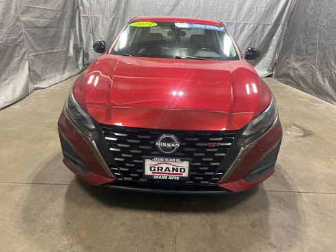 Used 2023 Nissan Altima 2.0 SR FWD image 2
