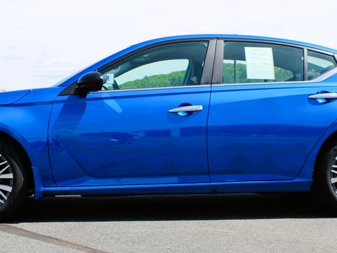 Used 2025 Nissan Altima 2.5 SV FWD image 13