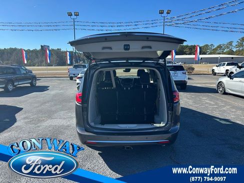 Used 2022 Chrysler Pacifica Limited w/ Uconnect Theater Family Group image 8