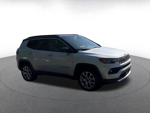 Used 2025 Jeep Compass Limited AWD/4WD image 2