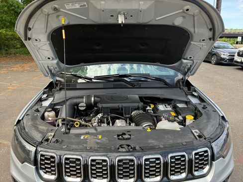 Used 2025 Jeep Compass Limited image 32