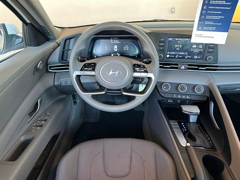 Used 2025 Hyundai Elantra SE image 15