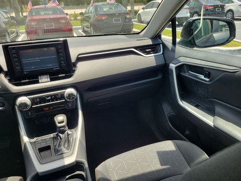 Used 2021 Toyota RAV4 XLE FWD image 17