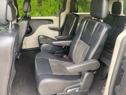 Used 2019 Dodge Grand Caravan SXT FWD image 18