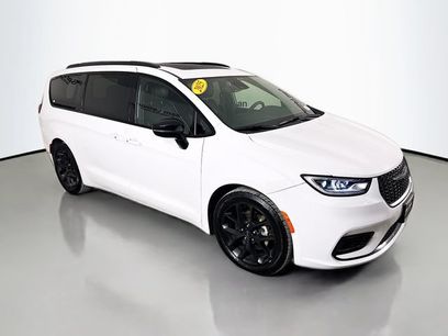 Used 2025 Chrysler Pacifica Limited