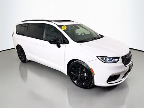Used 2025 Chrysler Pacifica Limited FWD image 1