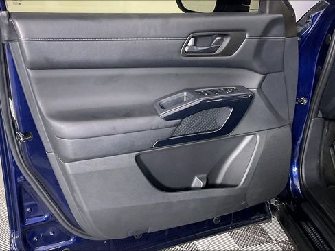 Used 2025 Nissan Pathfinder SV FWD image 21