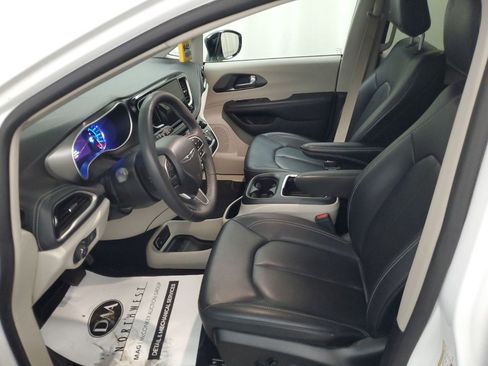 Used 2024 Chrysler Pacifica Limited FWD image 6