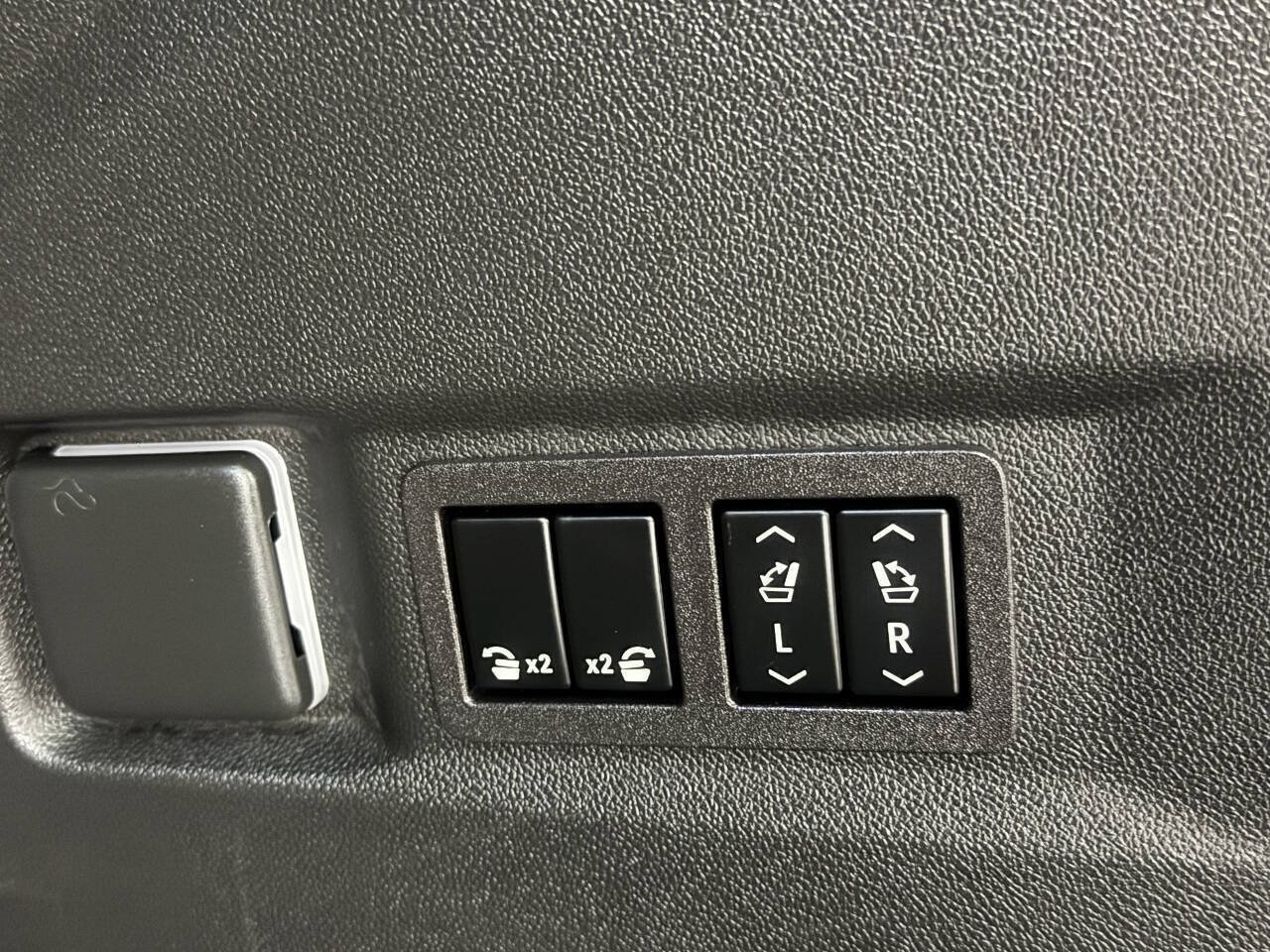 Used 2023 GMC Yukon Denali Ultimate AWD/4WD image 19
