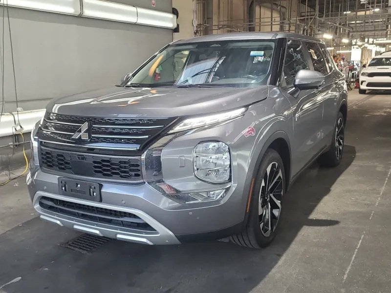 Used 2024 Mitsubishi Outlander 4WD Plug-In Hybrid image 1