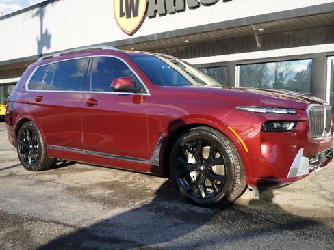Used 2025 BMW X7 xDrive40i w/ Executive Package image 3