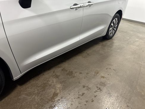 Used 2024 Chrysler Pacifica Select image 10