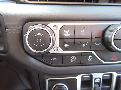 Used 2025 Jeep Wrangler Unlimited Sahara w/ Dual Top Group AWD/4WD image 26