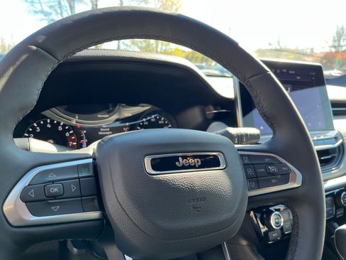 Used 2025 Jeep Compass Limited image 30