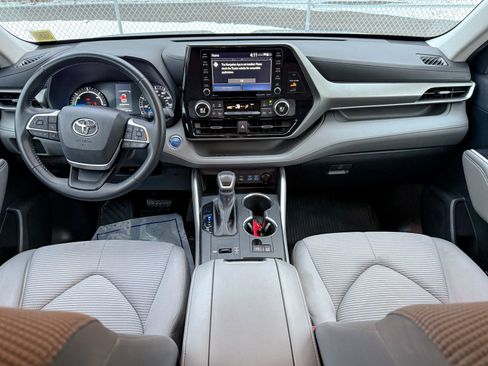 Used 2022 Toyota Highlander LE image 30