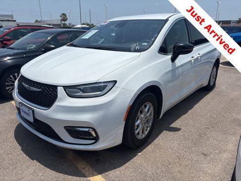 Used 2025 Chrysler Pacifica Select FWD image 3