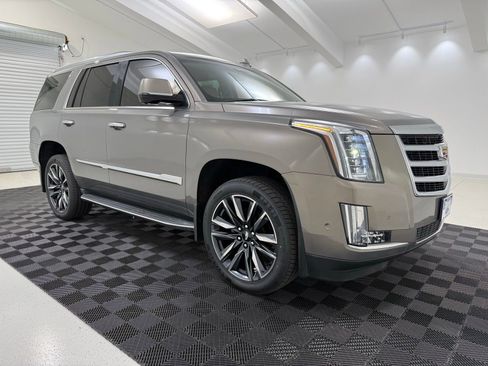 Used 2017 Cadillac Escalade Luxury image 1