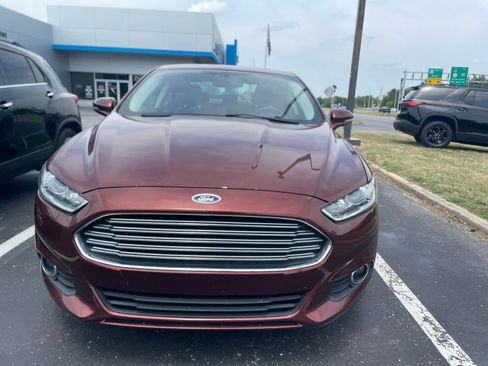 Used 2016 Ford Fusion SE w/ Equipment Group 202A FWD image 2