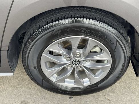 Used 2024 Toyota Sienna LE FWD image 8
