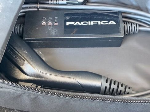 Used 2023 Chrysler Pacifica Limited w/ Uconnect Theater Family Group FWD image 9