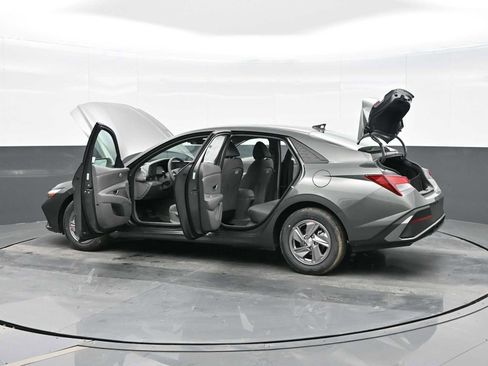Used 2025 Hyundai Elantra SE FWD image 40