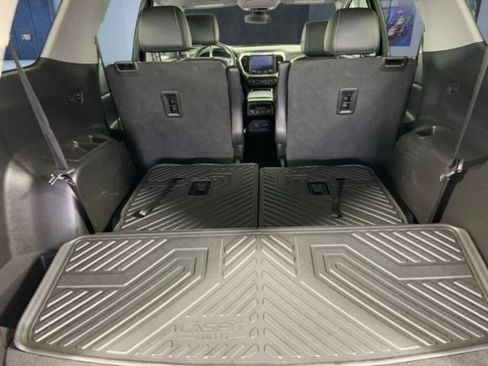 Used 2023 GMC Acadia SLT AWD/4WD image 11