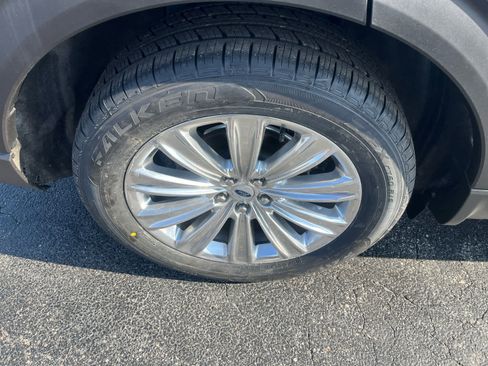 Used 2020 Ford Explorer Limited image 3