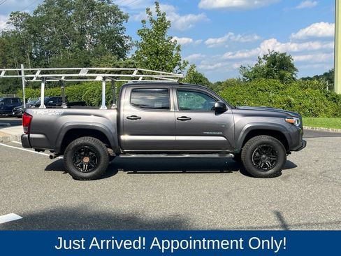 Used 2017 Toyota Tacoma TRD Sport w/ Exterior Package AWD/4WD image 8