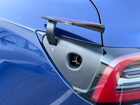 Used 2023 Tesla Model 3 Standard Range image 5