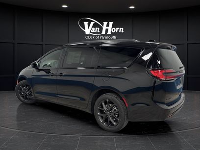 New 2026 Chrysler Pacifica Select