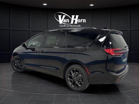 New 2026 Chrysler Pacifica Select AWD/4WD image 3