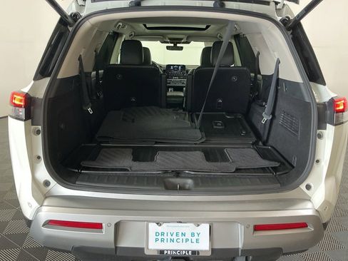 Used 2023 Nissan Pathfinder Platinum image 29