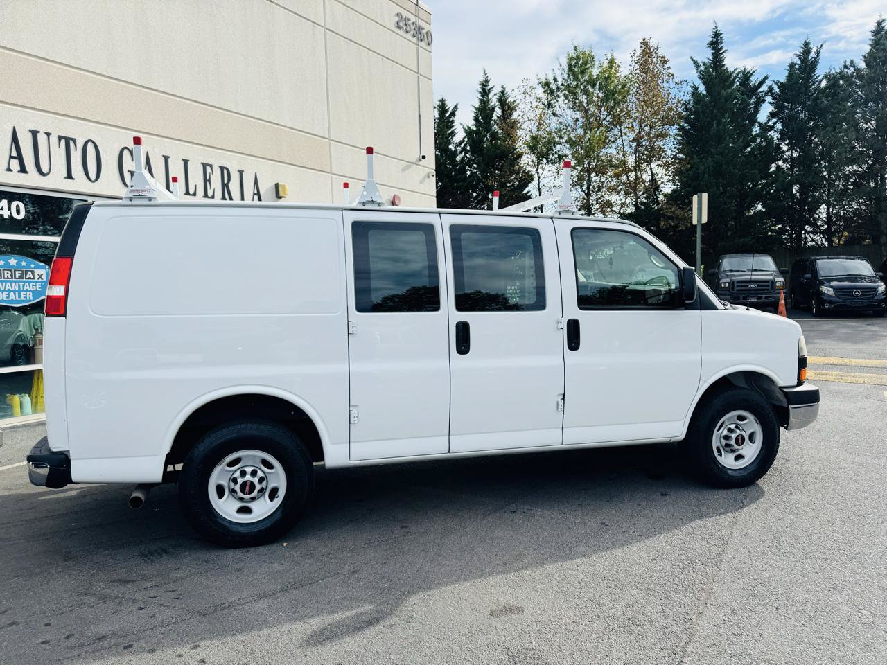 Used 2009 GMC Savana 2500 w/ Chrome Appearance Package RWD image 4