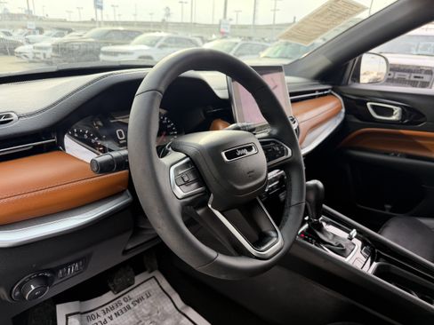 Used 2025 Jeep Compass Limited image 33